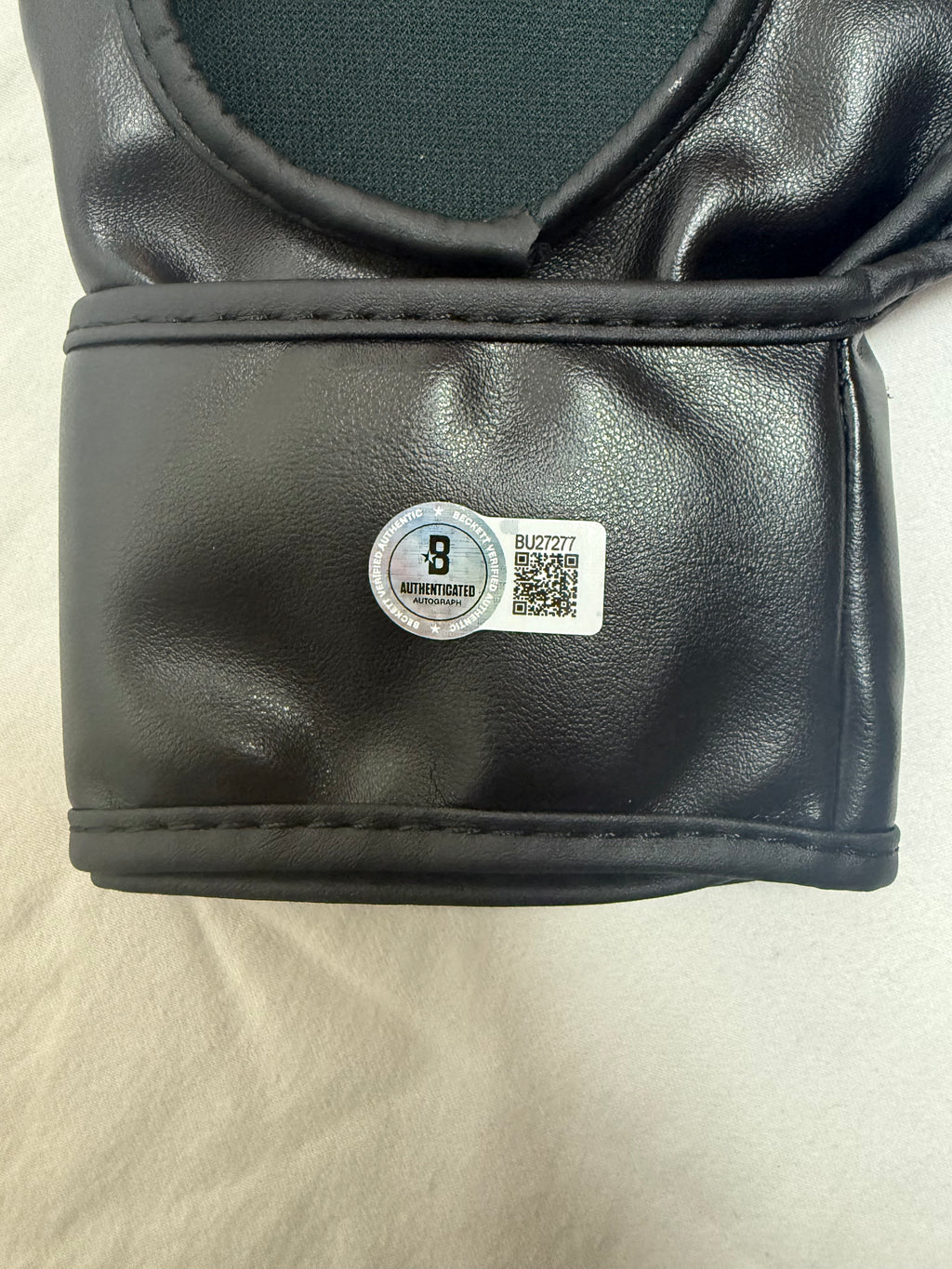 Ilia Topuria Signed UFC Display Art Glove (Beckett)