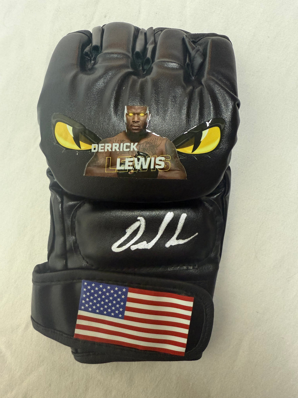 Derrick Lewis Signed UFC Display Glove (Beckett)